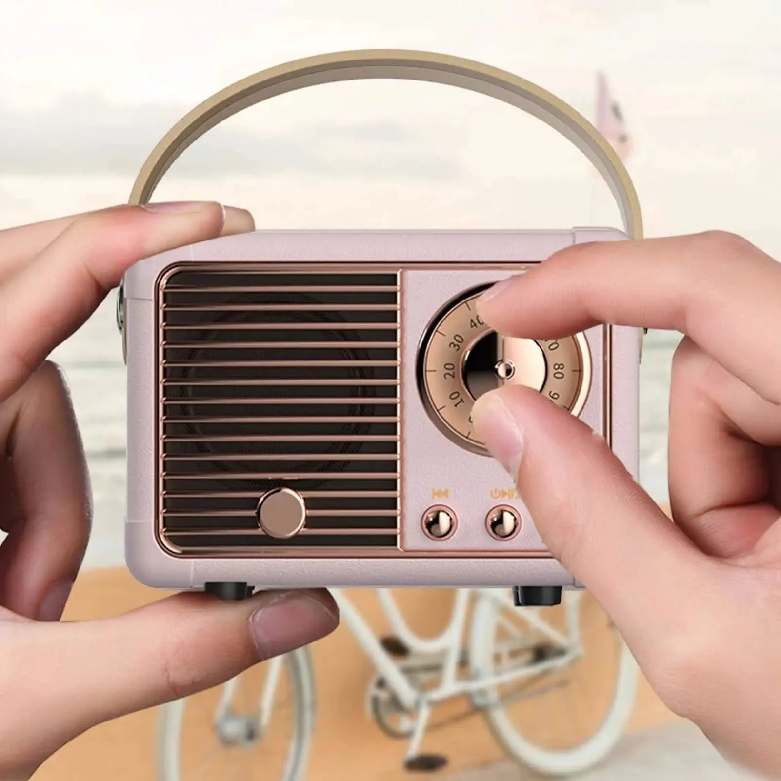 Vintage-Inspired Bluetooth Speaker with FM Radio Functionality